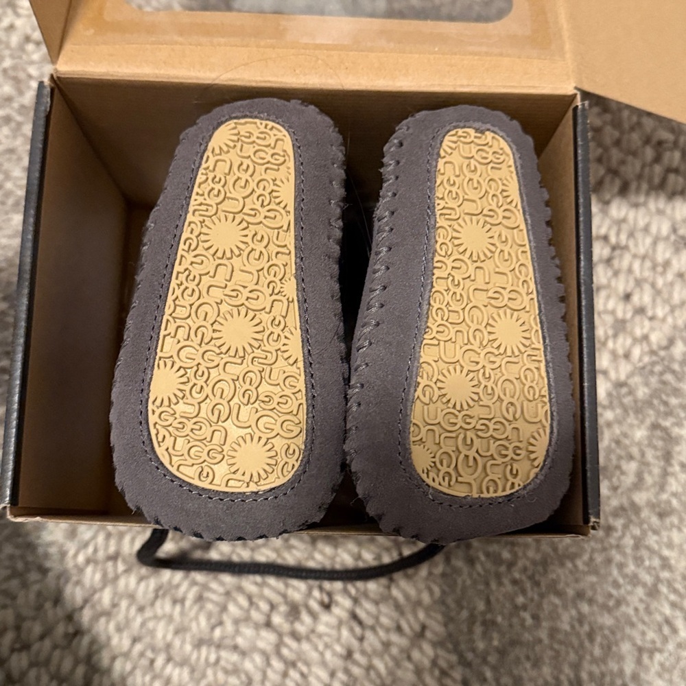 NWT Baby Grey UGG Caden Boot for 6-12mo - Picture 3 of 4